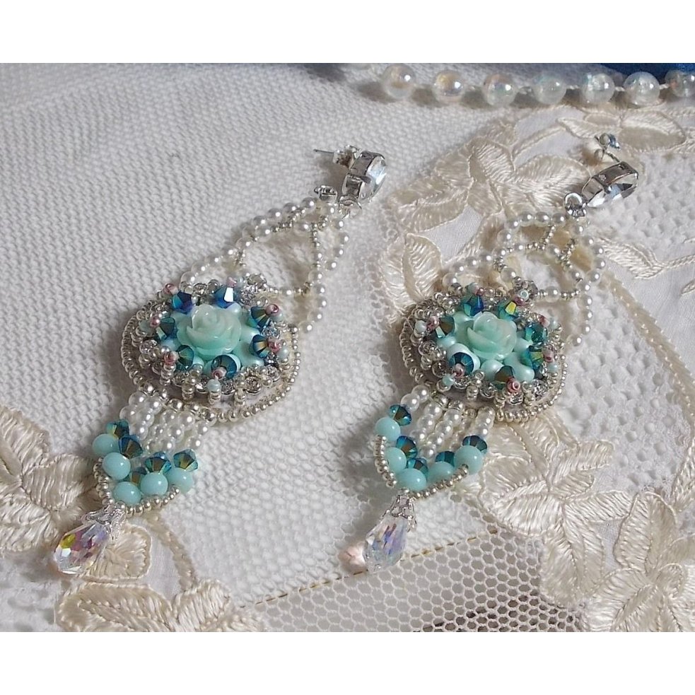 BO Flores azuis Haute-Couture bordadas com cristais Swarovski, cabochões de resina da cor da hortelã, contas de sementes Miyuki e tachas de prata 925/1000