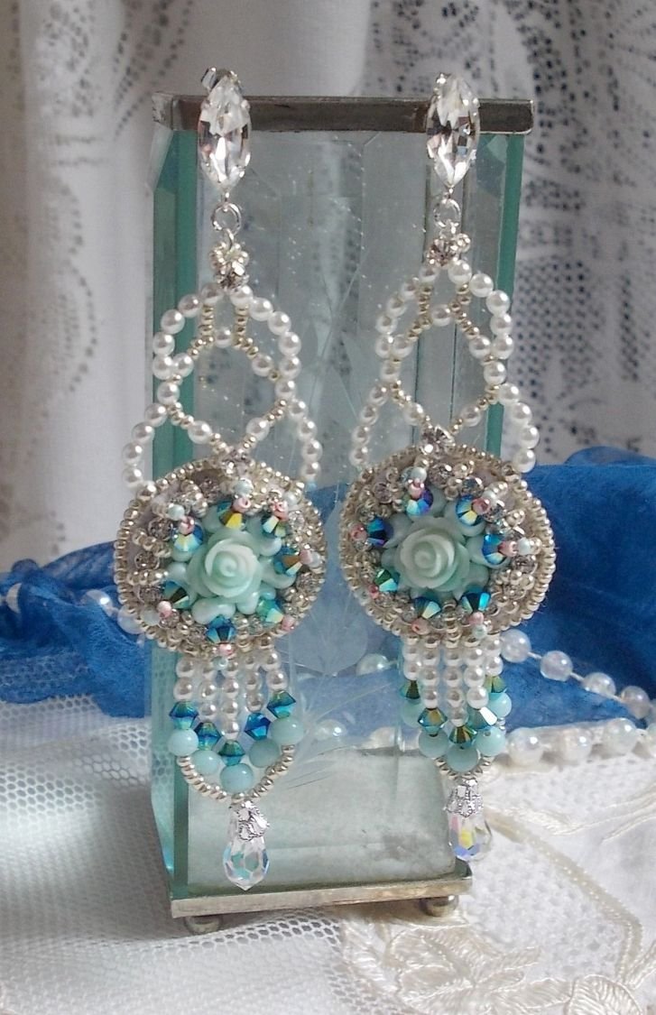 BO Flores azuis Haute-Couture bordadas com cristais Swarovski, cabochões de resina da cor da hortelã, contas de sementes Miyuki e tachas de prata 925/1000