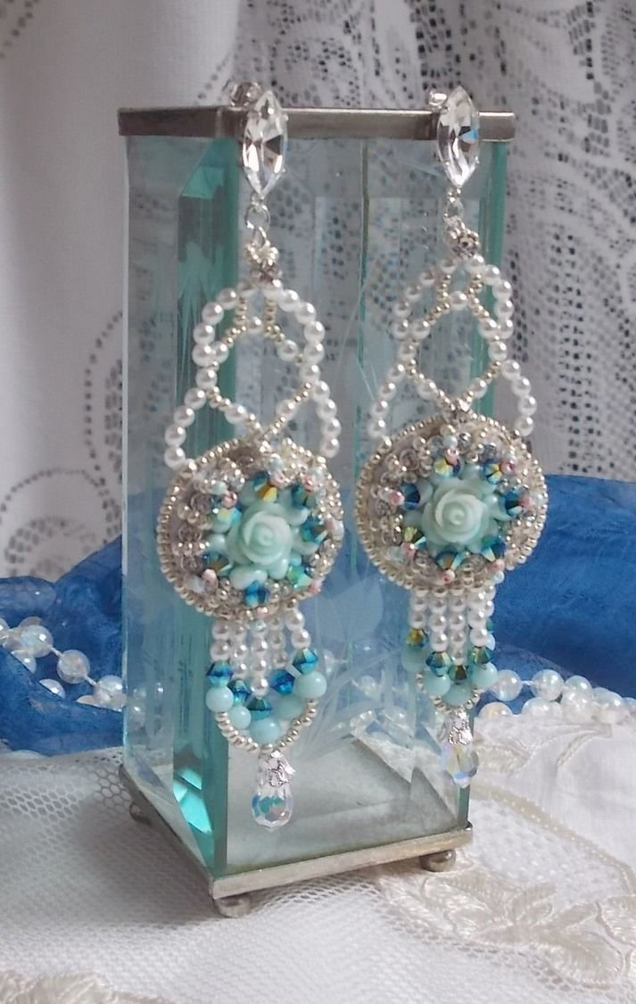 BO Flores azuis Haute-Couture bordadas com cristais Swarovski, cabochões de resina da cor da hortelã, contas de sementes Miyuki e tachas de prata 925/1000