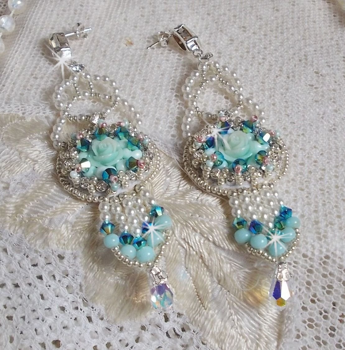 BO Flores azuis Haute-Couture bordadas com cristais Swarovski, cabochões de resina da cor da hortelã, contas de sementes Miyuki e tachas de prata 925/1000