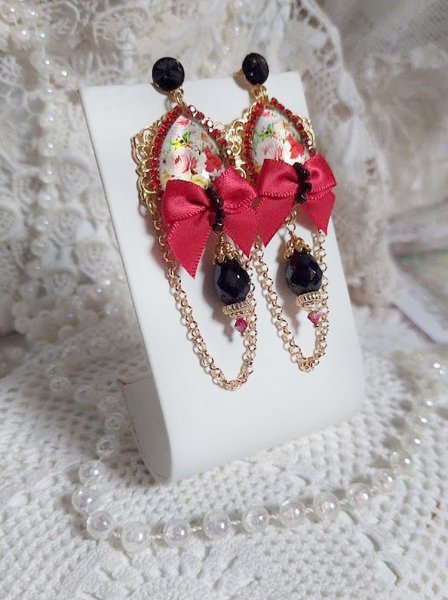 BO Bonheur mont&eacute;es avec cabochons poires, n&oelig;ud satin, cha&icirc;ne strass, gouttes et cristal Swarovski