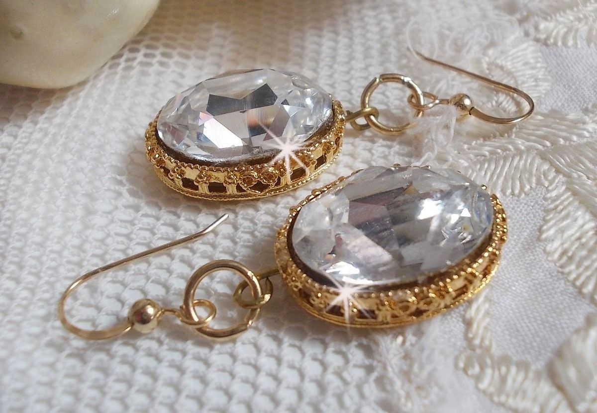 Brincos BO Gold Earrings com cristais Swarovski em cabochons dourados com 14 ganchos auriculares preenchidos a ouro de quilates
