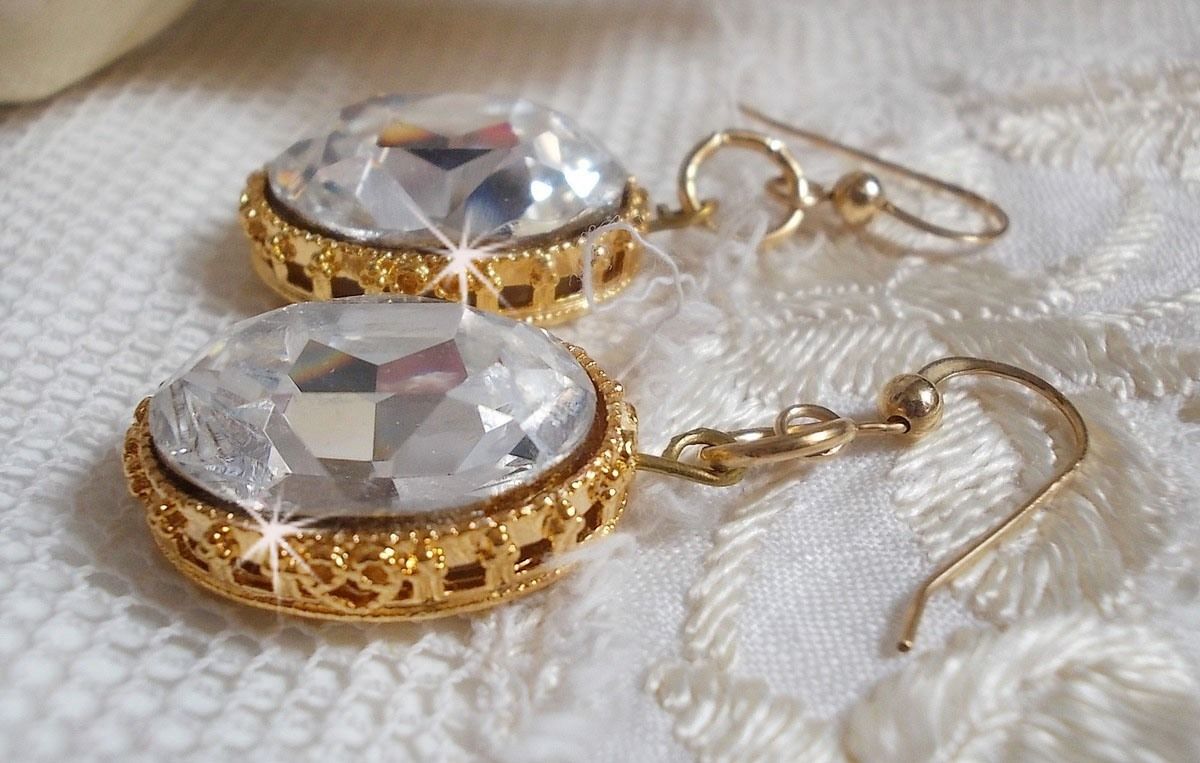 Brincos BO Gold Earrings com cristais Swarovski em cabochons dourados com 14 ganchos auriculares preenchidos a ouro de quilates