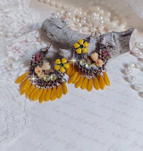 BO Bouquet Exotique mont&eacute;es avec dagues en verre, fleurs &eacute;poxy, fleurs en r&eacute;sine peintes &agrave; la main, cabochons en cristal et boucles estampes demi-lune