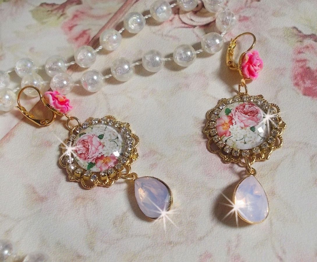 BO Bouquet Valentine criado com cabochons de vidro rosa, cabochons de resina e cristais Swarovski 