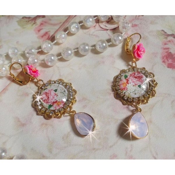 BO Bouquet Valentine criado com cabochons de vidro rosa, cabochons de resina e cristais Swarovski 