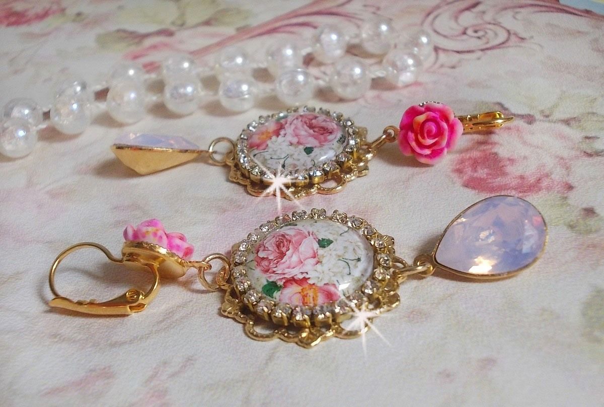 BO Bouquet Valentine criado com cabochons de vidro rosa, cabochons de resina e cristais Swarovski 