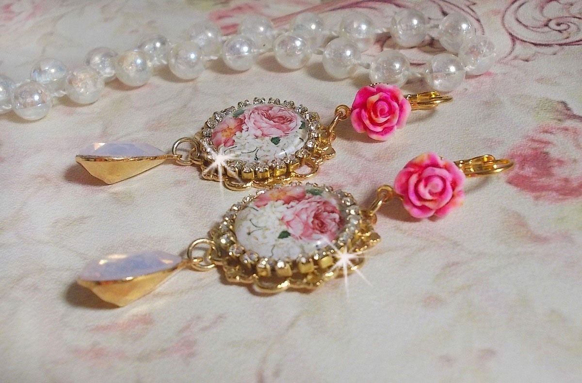 BO Bouquet Valentine criado com cabochons de vidro rosa, cabochons de resina e cristais Swarovski 