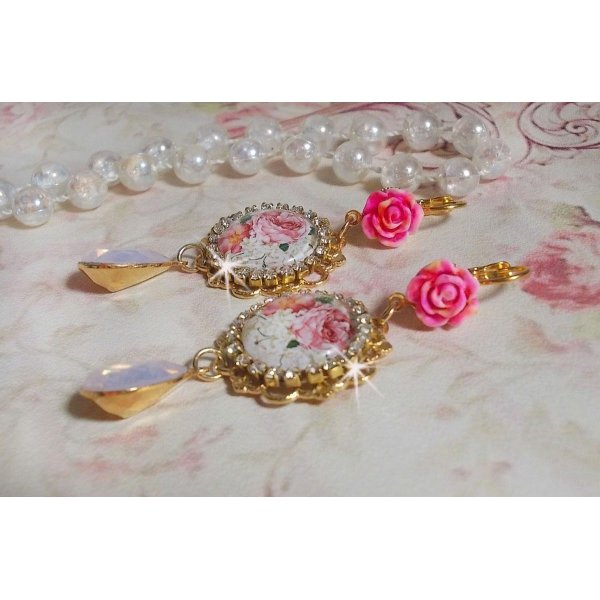BO Bouquet Valentine criado com cabochons de vidro rosa, cabochons de resina e cristais Swarovski 
