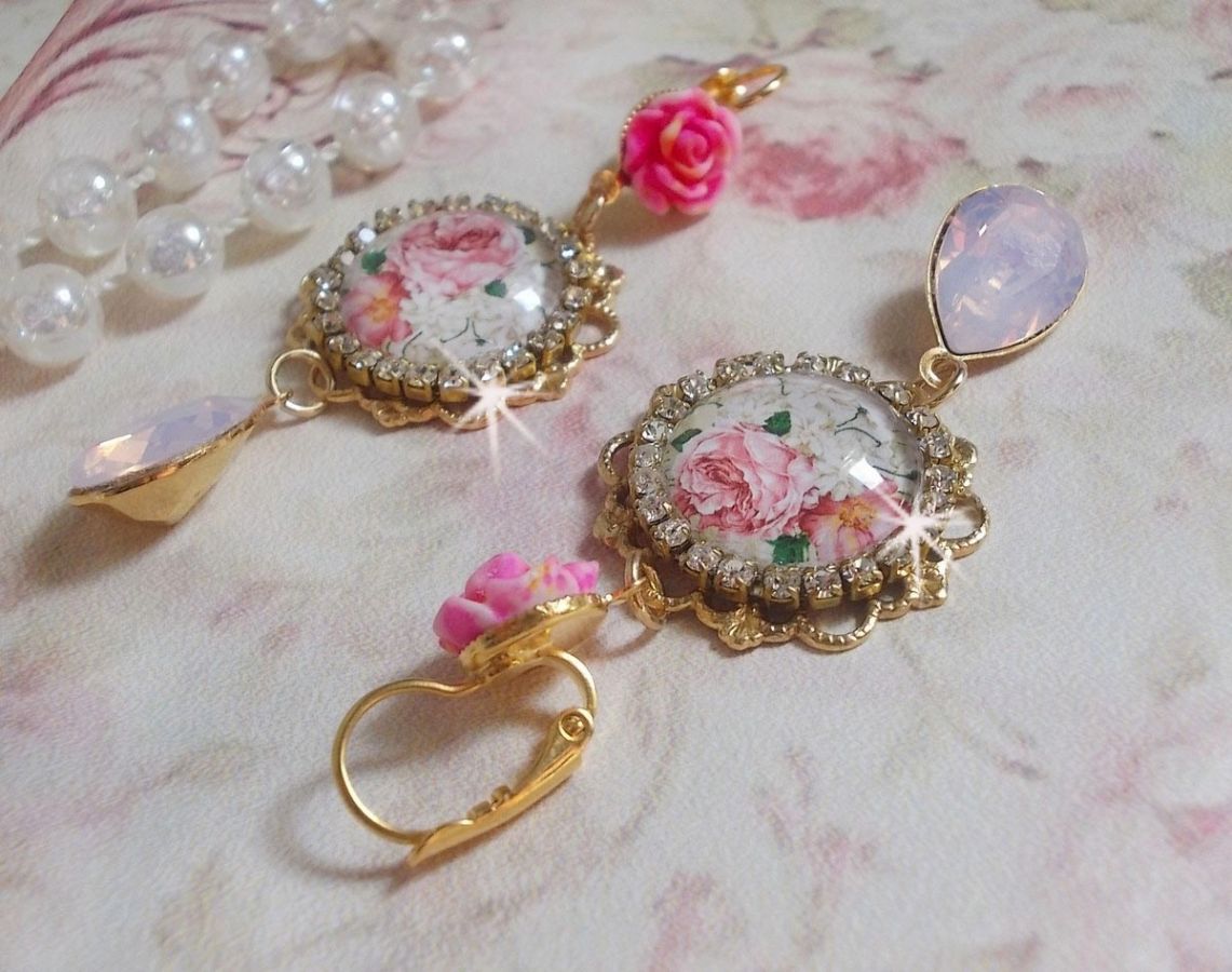 BO Bouquet Valentine criado com cabochons de vidro rosa, cabochons de resina e cristais Swarovski 