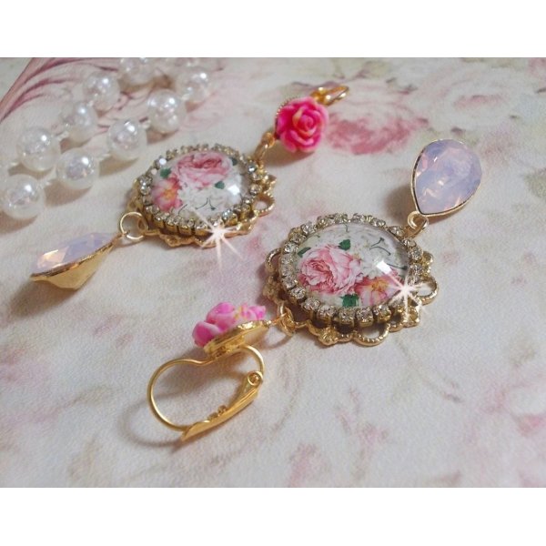 BO Bouquet Valentine criado com cabochons de vidro rosa, cabochons de resina e cristais Swarovski 