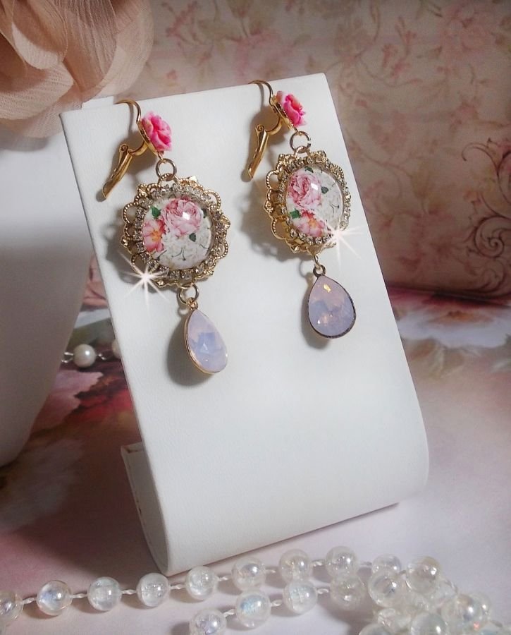 BO Bouquet Valentine criado com cabochons de vidro rosa, cabochons de resina e cristais Swarovski 