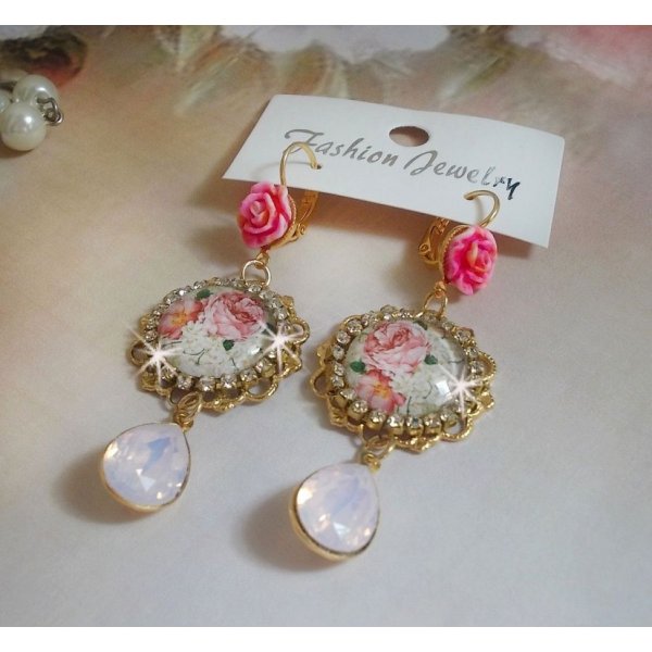 BO Bouquet Valentine criado com cabochons de vidro rosa, cabochons de resina e cristais Swarovski 