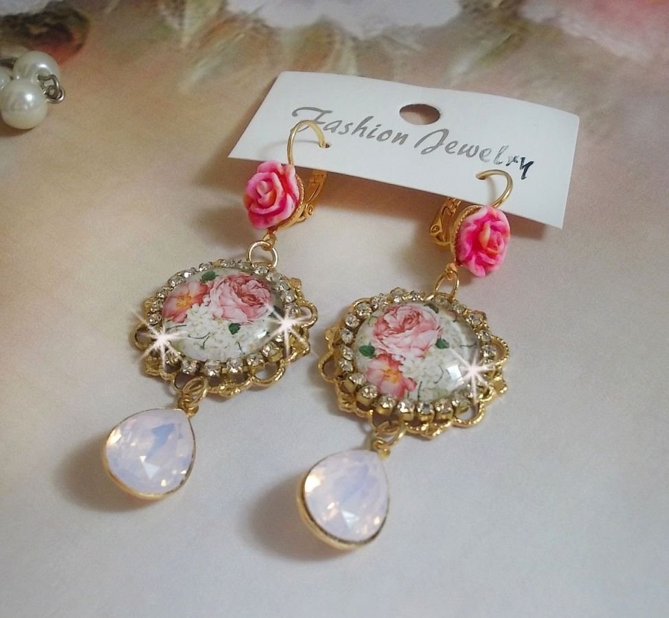 BO Bouquet Valentine criado com cabochons de vidro rosa, cabochons de resina e cristais Swarovski 