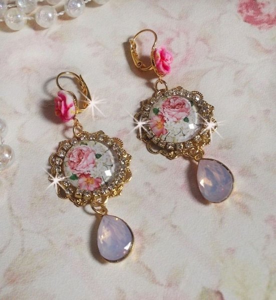 BO Bouquet Valentine criado com cabochons de vidro rosa, cabochons de resina e cristais Swarovski 