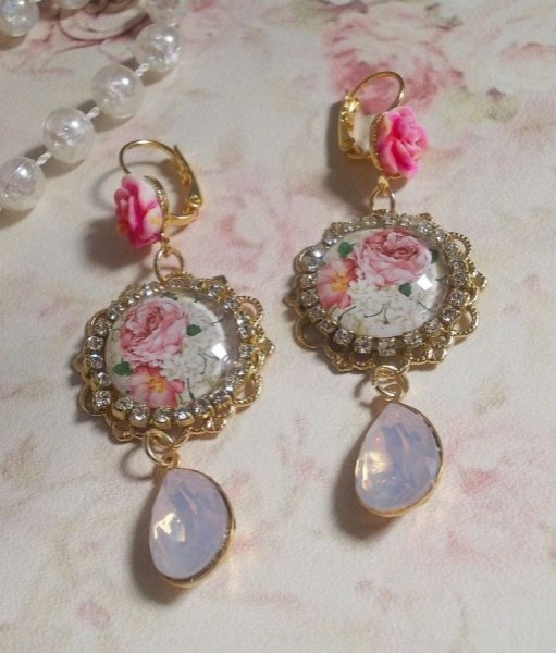 BO Bouquet Valentine criado com cabochons de vidro rosa, cabochons de resina e cristais Swarovski 