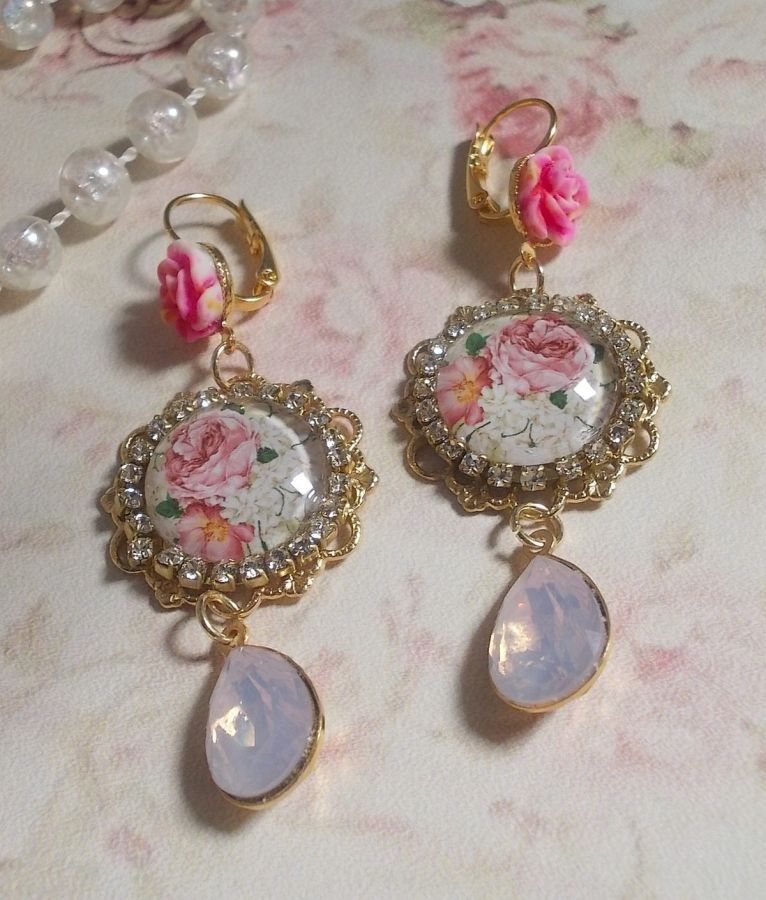 BO Bouquet Valentine criado com cabochons de vidro rosa, cabochons de resina e cristais Swarovski 
