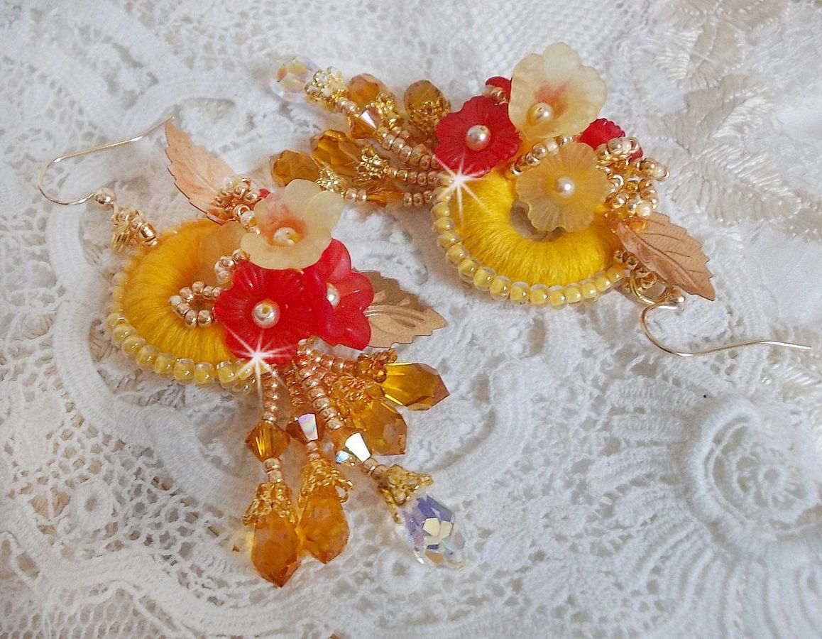Buttercup BO bordado com cristais Swarovski e algodão amarelo/laranja DMC