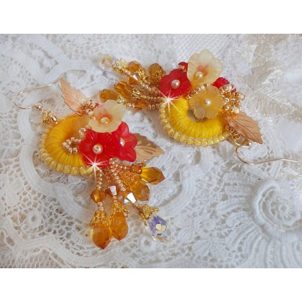 Buttercup BO bordado com cristais Swarovski e algod&atilde;o amarelo/laranja DMC