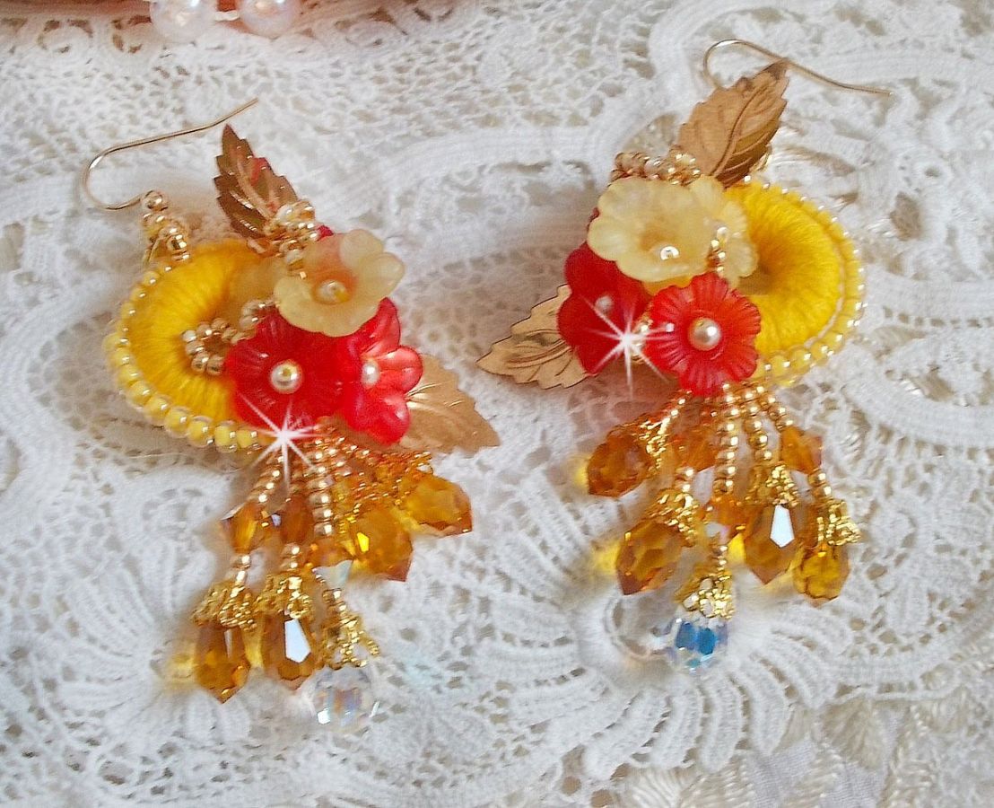 Buttercup BO bordado com cristais Swarovski e algodão amarelo/laranja DMC