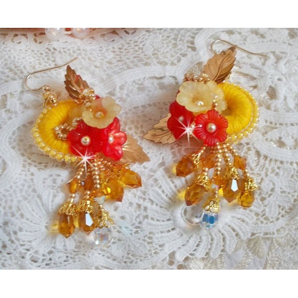 Buttercup BO bordado com cristais Swarovski e algod&atilde;o amarelo/laranja DMC