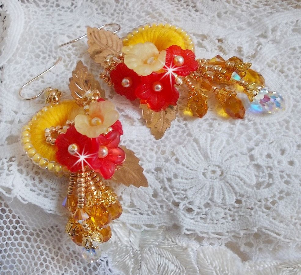 Buttercup BO bordado com cristais Swarovski e algodão amarelo/laranja DMC