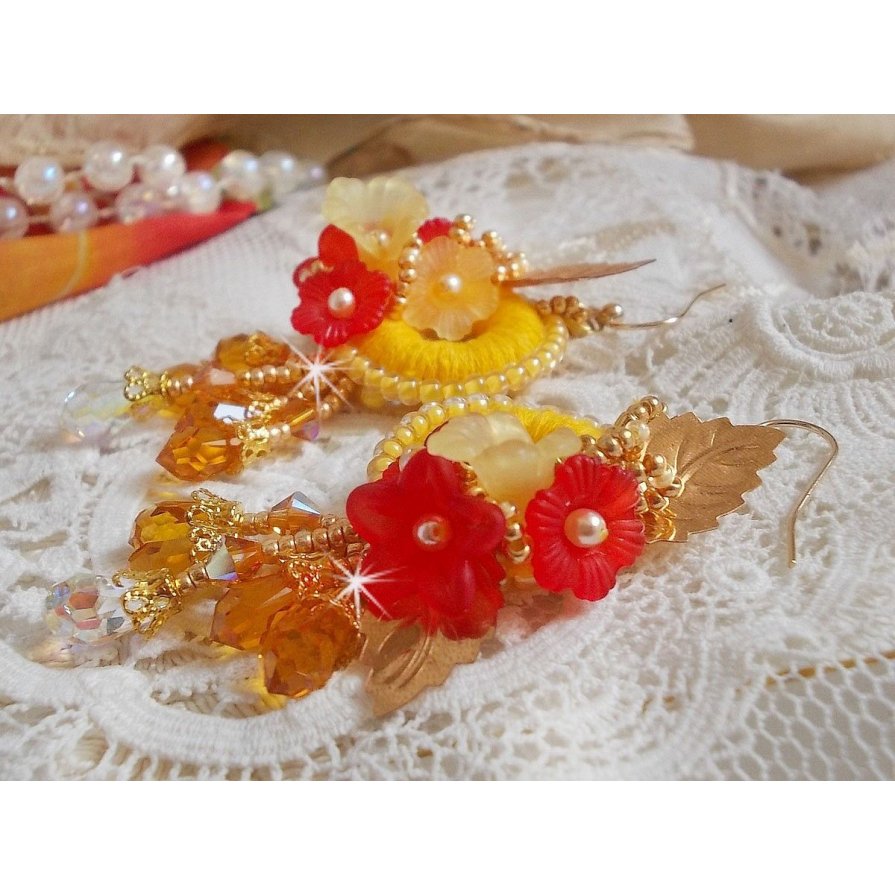 Buttercup BO bordado com cristais Swarovski e algodão amarelo/laranja DMC