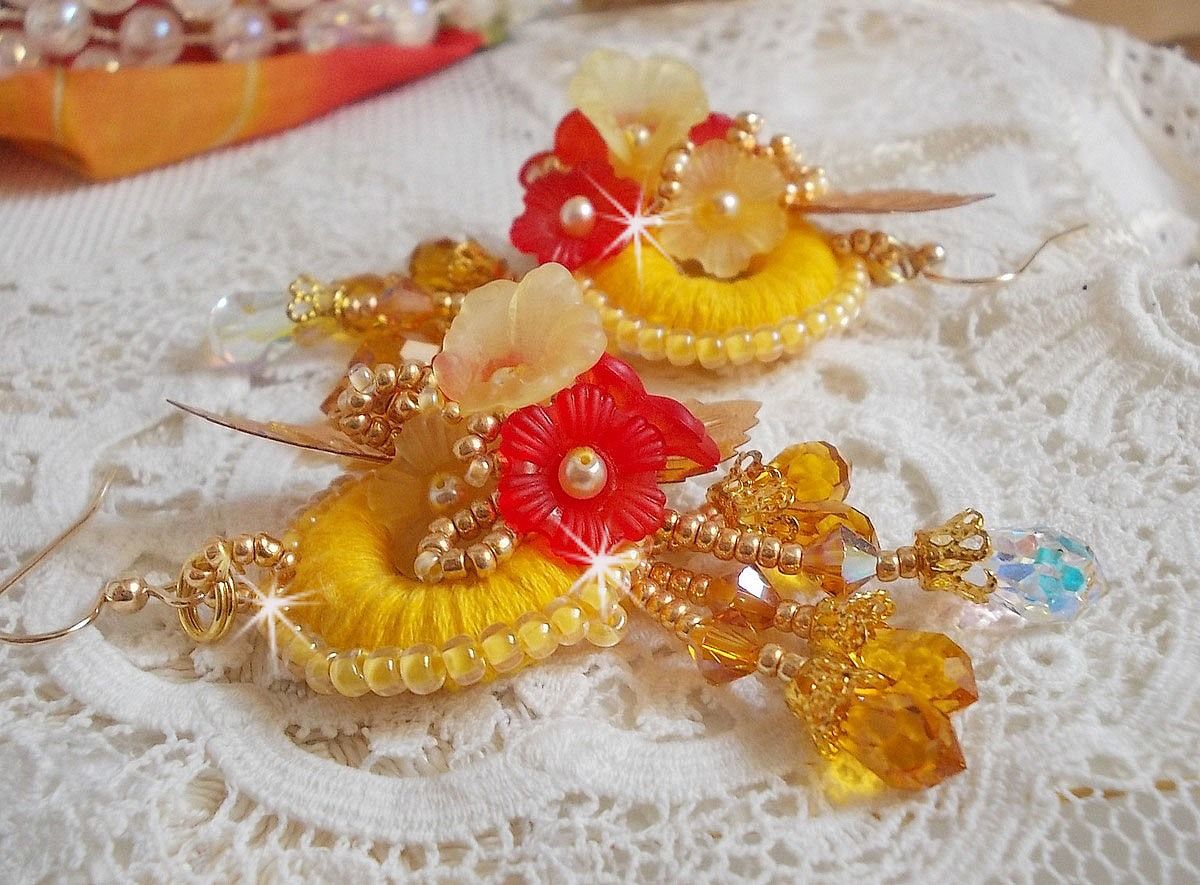 Buttercup BO bordado com cristais Swarovski e algodão amarelo/laranja DMC