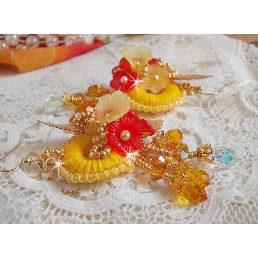 Buttercup BO bordado com cristais Swarovski e algodão amarelo/laranja DMC