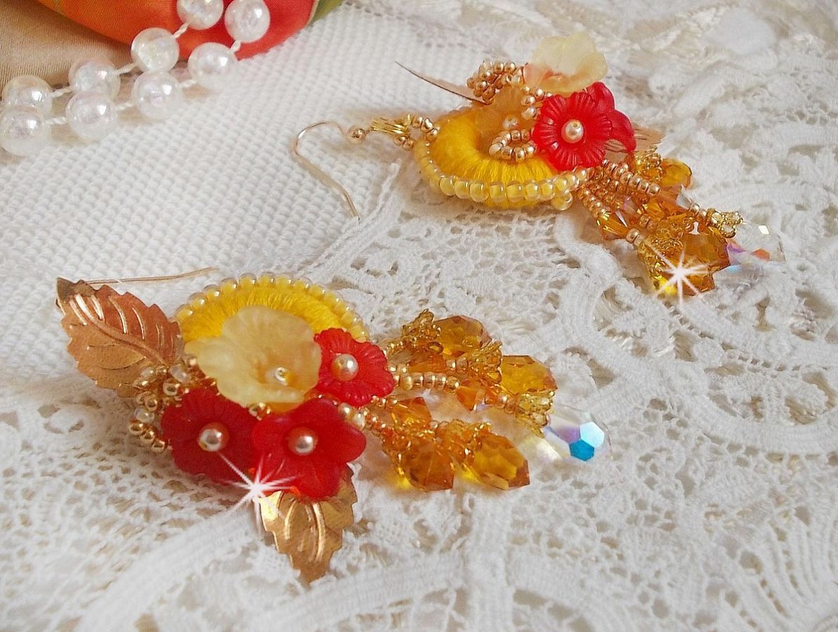 Buttercup BO bordado com cristais Swarovski e algodão amarelo/laranja DMC