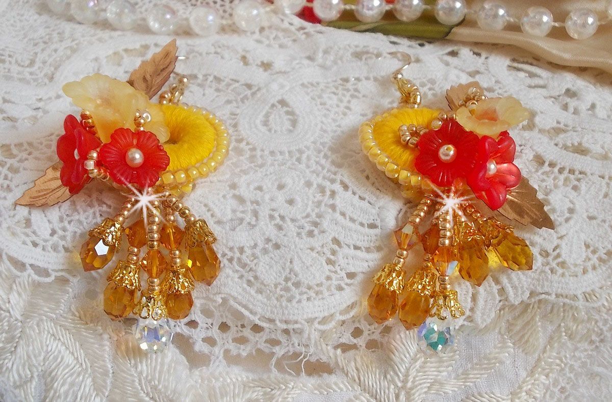 Buttercup BO bordado com cristais Swarovski e algodão amarelo/laranja DMC