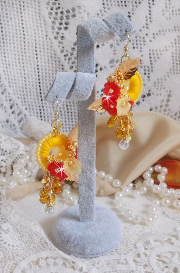 Buttercup BO bordado com cristais Swarovski e algodão amarelo/laranja DMC
