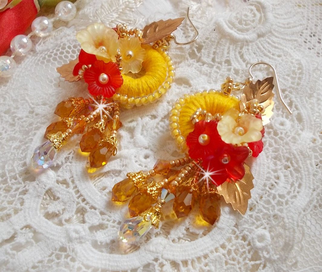 Buttercup BO bordado com cristais Swarovski e algodão amarelo/laranja DMC