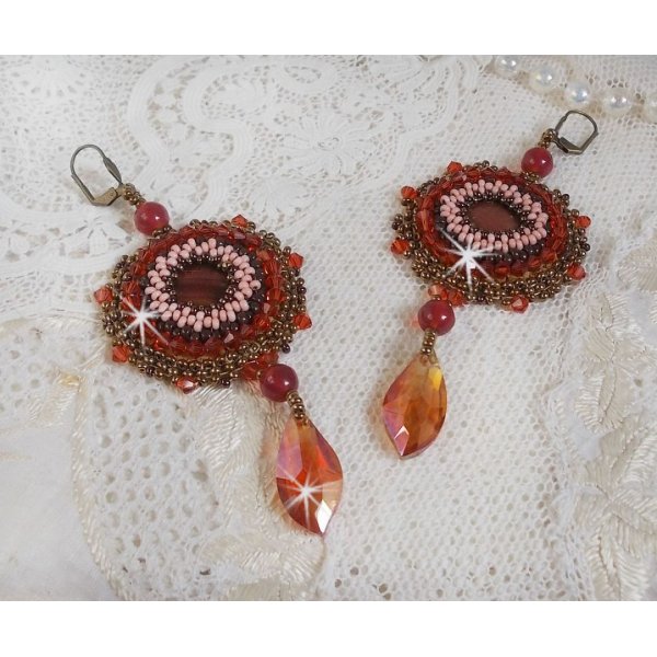 BO Top&aacute;zio bordado com discos de p&eacute;rolas de mogno, contas redondas lisas, cristais Swarovski e contas de sementes