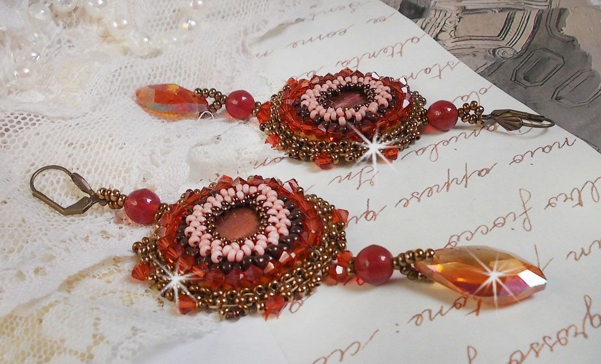 BO Topázio bordado com discos de pérolas de mogno, contas redondas lisas, cristais Swarovski e contas de sementes