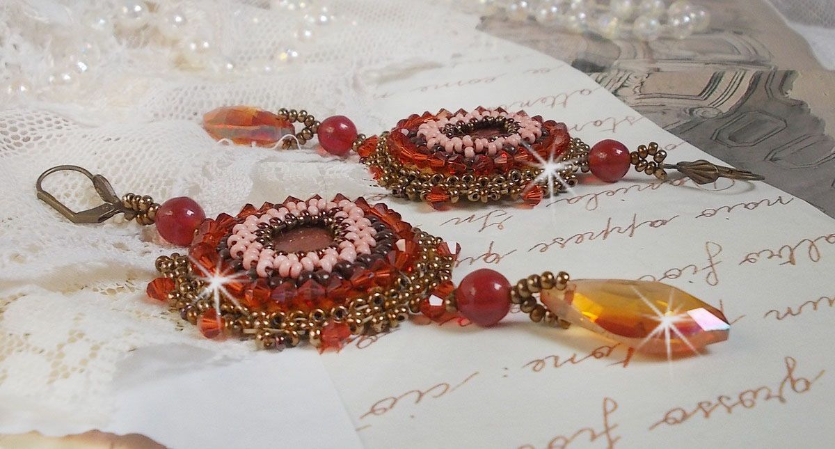 BO Topázio bordado com discos de pérolas de mogno, contas redondas lisas, cristais Swarovski e contas de sementes