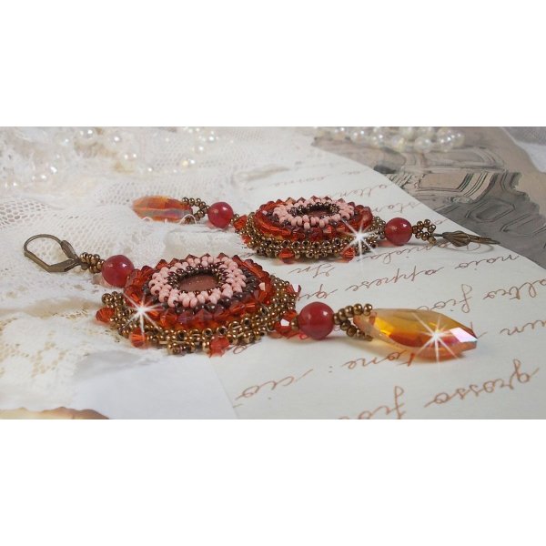 BO Topázio bordado com discos de pérolas de mogno, contas redondas lisas, cristais Swarovski e contas de sementes