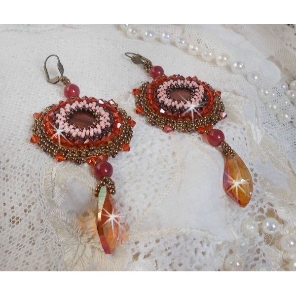 BO Top&aacute;zio bordado com discos de p&eacute;rolas de mogno, contas redondas lisas, cristais Swarovski e contas de sementes