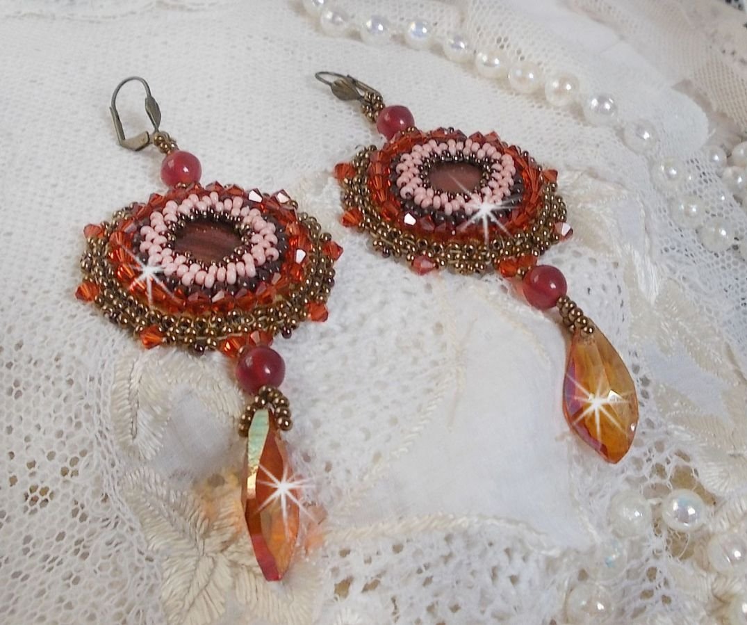 BO Topázio bordado com discos de pérolas de mogno, contas redondas lisas, cristais Swarovski e contas de sementes