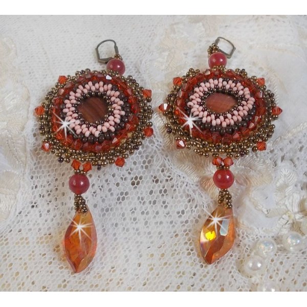 BO Top&aacute;zio bordado com discos de p&eacute;rolas de mogno, contas redondas lisas, cristais Swarovski e contas de sementes