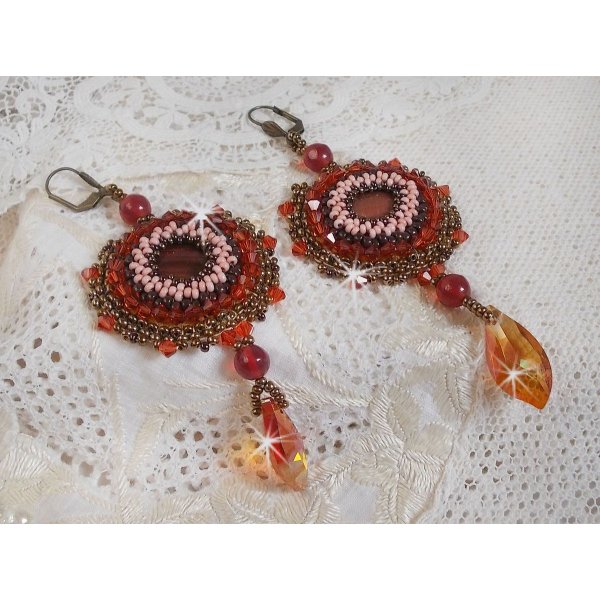 BO Top&aacute;zio bordado com discos de p&eacute;rolas de mogno, contas redondas lisas, cristais Swarovski e contas de sementes