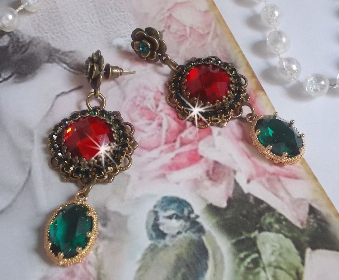 BOs Cameo vermelho e verde montados com cabochões de vidro vermelho, pingentes ovais de Zircónio, BOs em forma de flor de Bronze e acessórios de qualidade