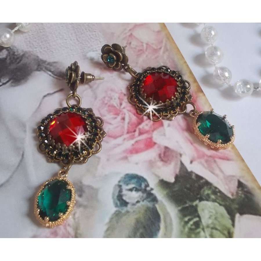 BOs Cameo vermelho e verde montados com cabochões de vidro vermelho, pingentes ovais de Zircónio, BOs em forma de flor de Bronze e acessórios de qualidade