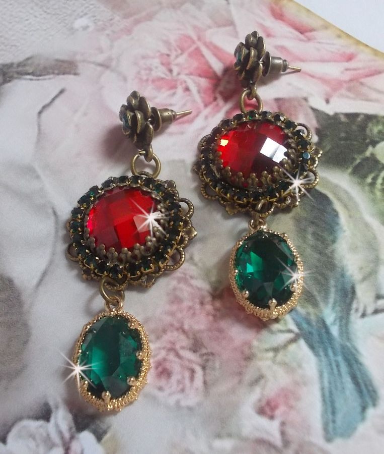BOs Cameo vermelho e verde montados com cabochões de vidro vermelho, pingentes ovais de Zircónio, BOs em forma de flor de Bronze e acessórios de qualidade