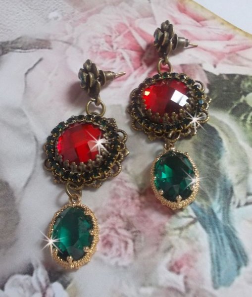 BOs Cameo vermelho e verde montados com caboch&otilde;es de vidro vermelho, pingentes ovais de Zirc&oacute;nio, BOs em forma de flor de Bronze e acess&oacute;rios de qualidade