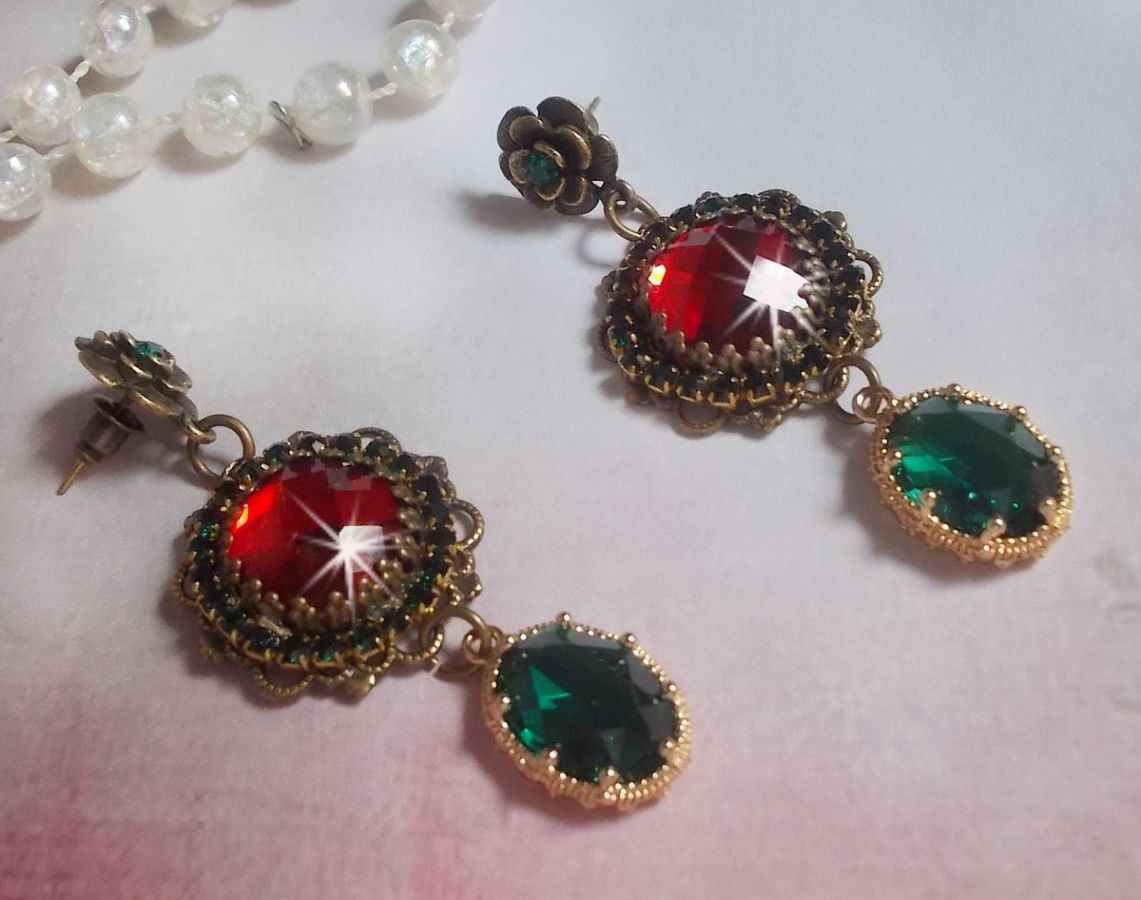BOs Cameo vermelho e verde montados com cabochões de vidro vermelho, pingentes ovais de Zircónio, BOs em forma de flor de Bronze e acessórios de qualidade