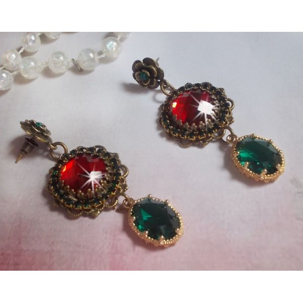 BOs Cameo vermelho e verde montados com caboch&otilde;es de vidro vermelho, pingentes ovais de Zirc&oacute;nio, BOs em forma de flor de Bronze e acess&oacute;rios de qualidade
