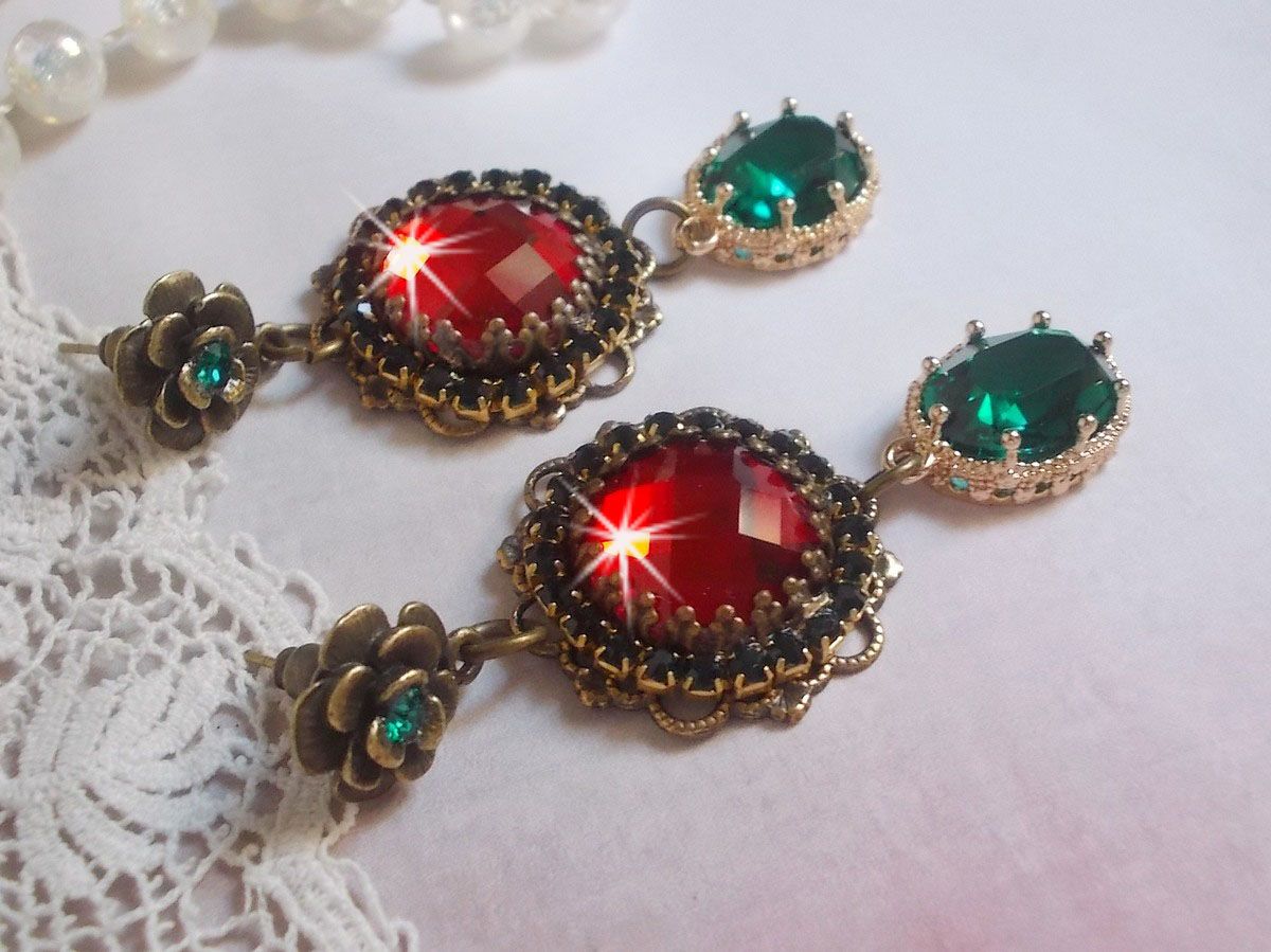 BOs Cameo vermelho e verde montados com cabochões de vidro vermelho, pingentes ovais de Zircónio, BOs em forma de flor de Bronze e acessórios de qualidade
