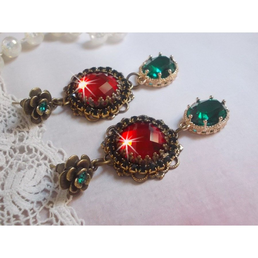 BOs Cameo vermelho e verde montados com cabochões de vidro vermelho, pingentes ovais de Zircónio, BOs em forma de flor de Bronze e acessórios de qualidade