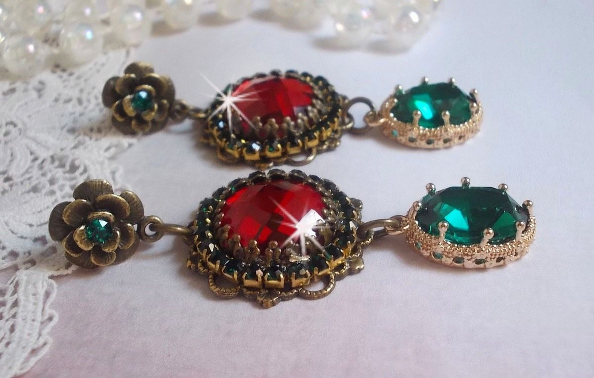 BOs Cameo vermelho e verde montados com cabochões de vidro vermelho, pingentes ovais de Zircónio, BOs em forma de flor de Bronze e acessórios de qualidade